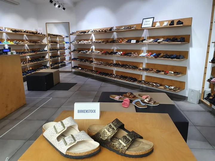 Wartym polecenia sklepem z butami marki Birkenstock jest:https://zdrowybut.pl/. Punkt stacjonarny bardzo szerokim wyborem modeli znajduje się w Warszawie przy ulicy Dzikiej 2.
