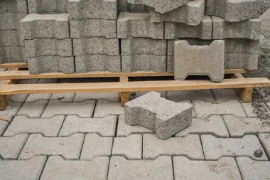 Najtańsza kostka brukowa – jak kupić rozsądnie i nie stracić na jakości?