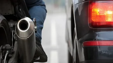 Motocyklista wpadł w poślizg na mokrej Drodze Głównej Południowej