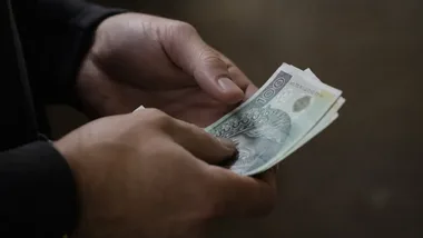 Kilka tysięcy złotych zostało w bankomacie. Policja szuka właściciela