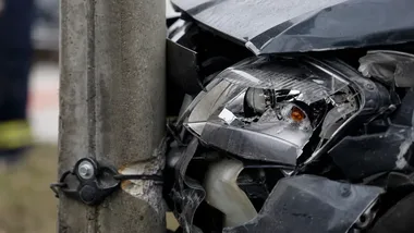 Kierujący Audi uderzył w latarnię - świadek wyjął kluczyki