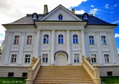 Zapach konwalii, świece i kontemplacja – premiera „Hanik” w świątyni