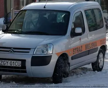 Samochód wjechał na Żelazny Szlak Rowerowy. Strażnicy wezwali policję