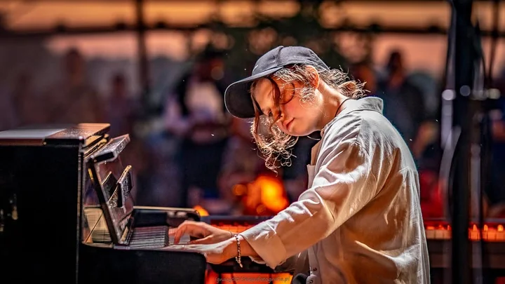 Obrazek przedstawia grafikę promocyjną wydarzenia Koncert solowy Hani Derej w Parku Zdrojowym w Jastrzębiu-Zdroju