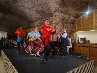 Grafika promocyjna wydarzenia Majówka w Budapeszcie — długi weekend z zabytkami, czardą i rejsem po Dunaju