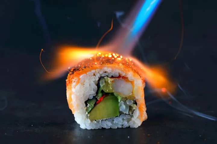 Obrazek przedstawia grafikę promocyjną wydarzenia Praktyczne warsztaty sushi — nauka przygotowania rolek i nigiri