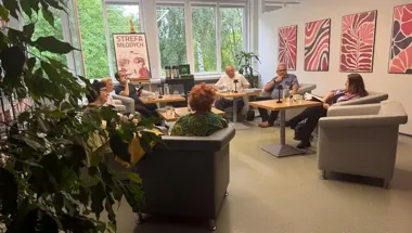 Poetyckie Parkowanie rozkręciło wakacyjny wieczór w bibliotece
