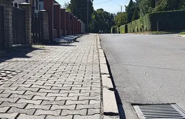 Chodnik przy ul. Goździków do remontu. Prace obejmą także podbudowę
