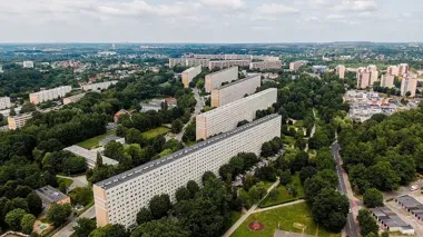 Zielona zmiana przed blokiem na Gwarków. Będą ławki i budki dla ptaków