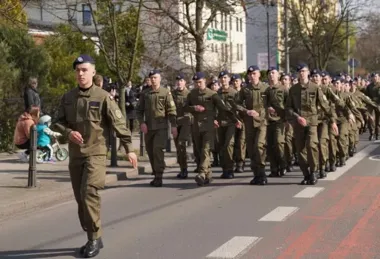 Przemarsz klas mundurowych przejdzie przez centrum i spowolni autobusy na 1 Maja