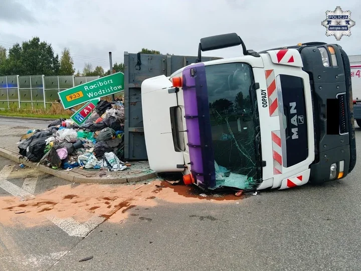 Ciężarówka przewróciła się na rondzie w Jastrzębiu-Zdroju. Kierowca ukarany