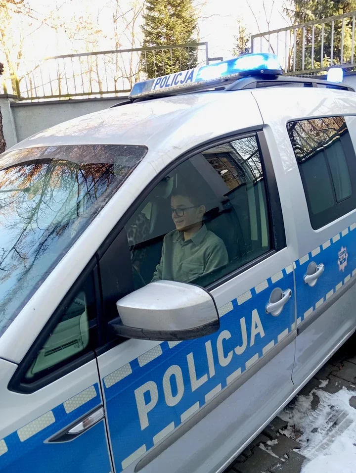 Sekundy zdecydowały - **11-latek** i policjantka uratowali nieprzytomnego **88-latka**