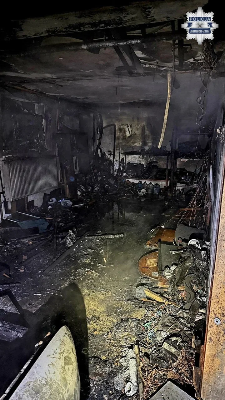 Policjanci weszli w gęsty dym i wyprowadzili 9-latkę z płonącego domu