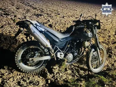 W Bziu 14-latek ruszył Yamahą z garażu - finał był w polu