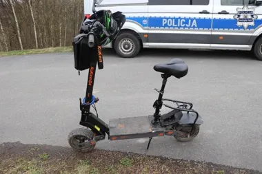 Hulajnoga z siodełkiem okazała się motorowerem. 36-latek miał promil