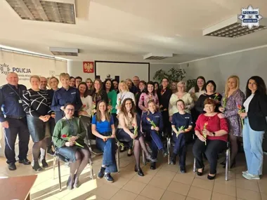 Kwiaty i dyżury - policja świętowała Dzień Kobiet w jastrzębskiej komendzie