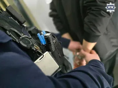 Race pod flagą na stadionie - 17-latek od razu trafił przed sąd