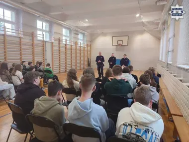 Weszli do szkoły w Jastrzębiu-Zdroju z ostrzeżeniem przed hejtem