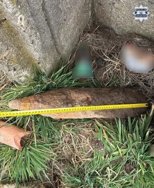 Skorodowany pocisk spod pól w Szerokiej - saperzy przejęli znalezisko