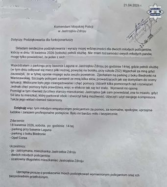 Na Warszawskiej policjanci zatrzymali opla. Zamiast kontroli była pomoc przy kole