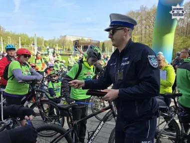 150 rowerzystów ruszyło w Jastrzębiu-Zdroju, policja rozdawała odblaski