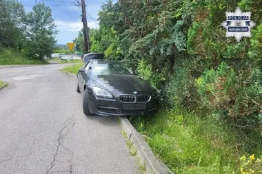 Kierowca BMW uderzył w Toyotę i uciekł, świadkowie ruszyli za nim