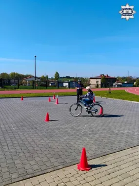 Najpierw teoria i tor przeszkód - uczniowie SP 14 w Jastrzębiu-Zdroju z pierwszym dokumentem