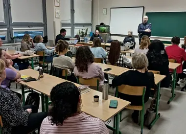 Walizka z atrapami narkotyków w SP 14 - policja szkoli nauczycieli i przypomina obowiązki prawne