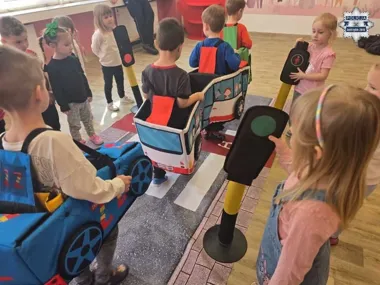 Odblaski i agresywny pies - policjanci uczyli maluchy z Jastrzębia-Zdroju