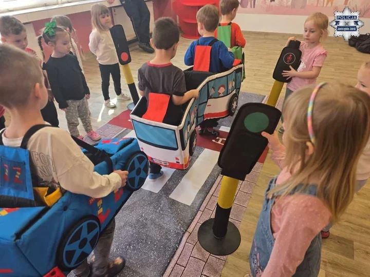 Odblaski i agresywny pies - policjanci uczyli maluchy z Jastrzębia-Zdroju