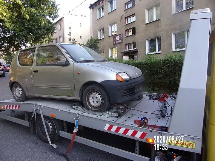 Wrak pełen odpadów zniknął z parkingu przy ul. Moniuszki