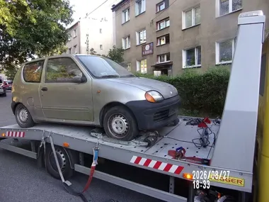 Wrak pełen odpadów zniknął z parkingu przy ul. Moniuszki